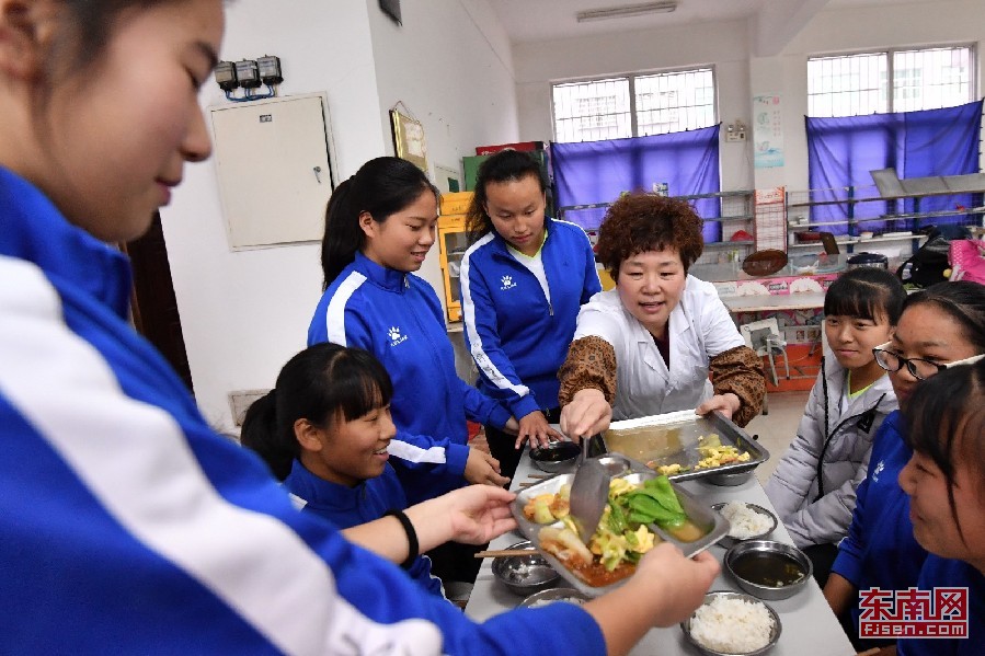 “铿锵玫瑰”驰骋绿茵场