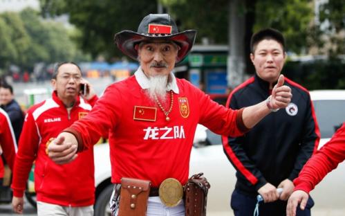 这位球迷皇帝又来了！大批球迷抵达长沙助威中韩生死战！