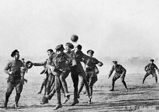 炮火中的足球和女画家