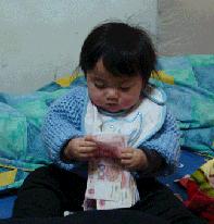 这小伙在沙滩不好好晒太阳，学人射门，射完足球就哭了