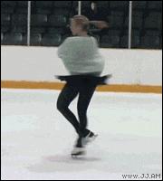 这小伙在沙滩不好好晒太阳，学人射门，射完足球就哭了