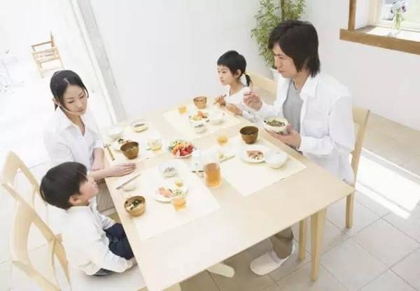 孩子吃饭来回跑如何正确引导,孩子吃饭时总要到处跑怎么办