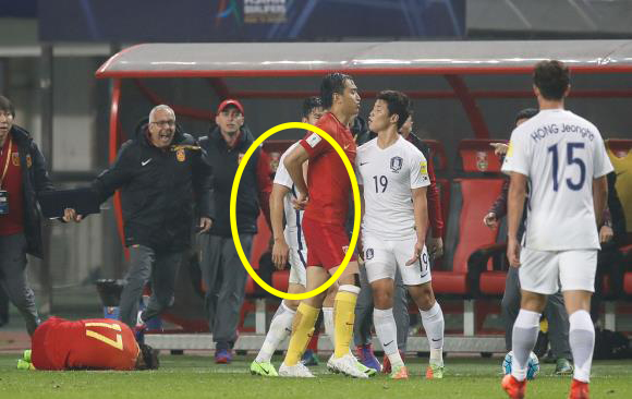 韩国足球恶意犯规飞踹,飞踢韩国拳手