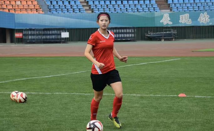 “中国会击败韩国的”足球宝贝熊熙说，“难忘38度高温训练”