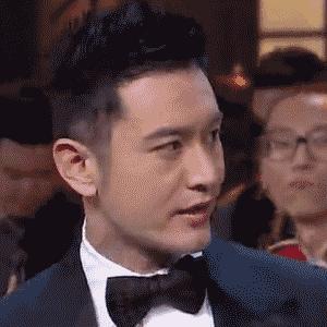 姑娘，别再抬脚了，整个车厢都弥漫着你臭袜子的味道