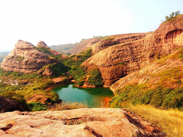 全国驴友徒步目的地,驴友在荒草依依山野徒步