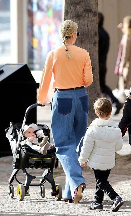 恶毒美媒体抓住伊凡卡川普的大屁股说事，怪只怪4千块的牛仔宽裤