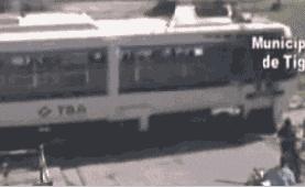 这小伙在沙滩不好好晒太阳，学人射门，射完足球就哭了