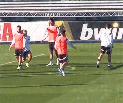 c罗刁钻射术折服马塞洛卡塞米罗,c罗标志性动作素描