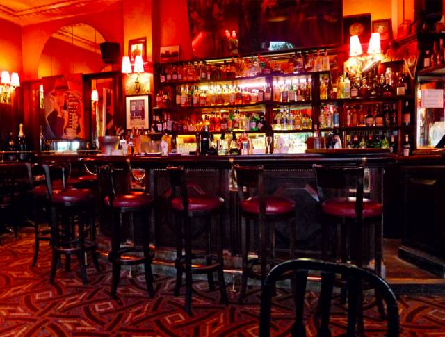 海明威：这是我们贫穷却幸福时的巴黎