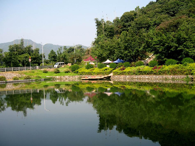 全国驴友徒步目的地,驴友在荒草依依山野徒步