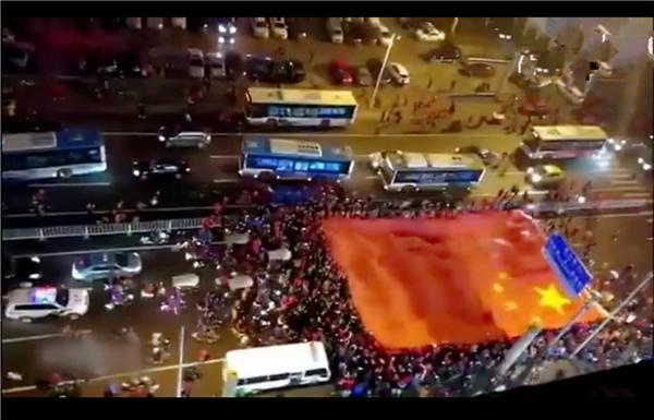 让我流下眼泪的不止昨夜的酒,让我流下眼泪的不止是昨夜的酒