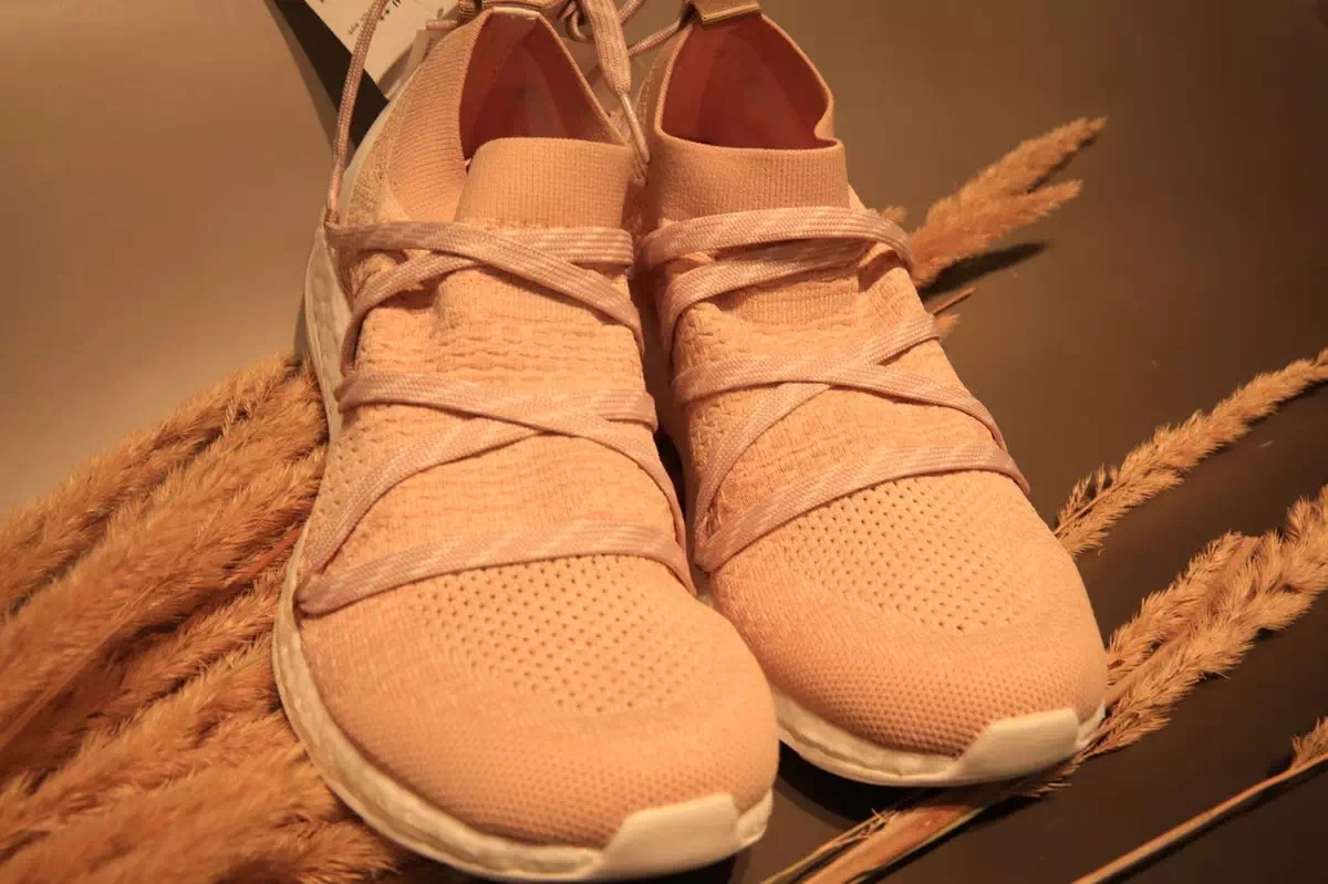 运动鞋既能冬天穿又能夏天穿,少女心满满的运动鞋