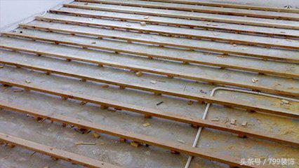 木地板两块之间缝隙鼓起怎么处理,家里木地板突然鼓起来了怎么办