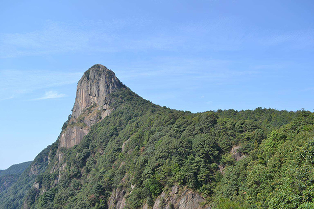 全国驴友徒步目的地,驴友在荒草依依山野徒步