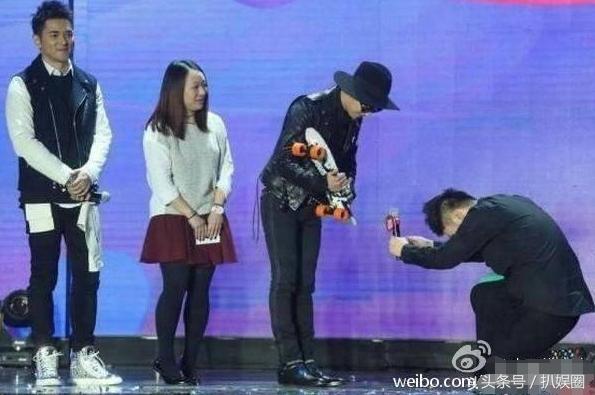 国足取胜，张艺兴“牛逼”引热议，杜海涛却因下跪权志龙被骂惨