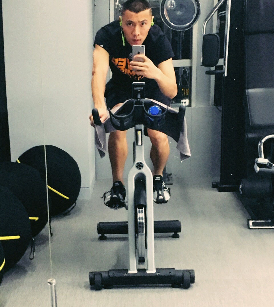 让我流下眼泪的不止昨夜的酒,让我流下眼泪的不止是昨夜的酒