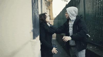 女人在被掐脖子时候如何防身,女子被歹徒掐脖子险些致命