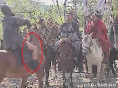 搞笑穿帮：周杰饰演的少年包青天中烧焦的尸体是两个黑人代替的！