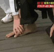 这小伙在沙滩不好好晒太阳，学人射门，射完足球就哭了