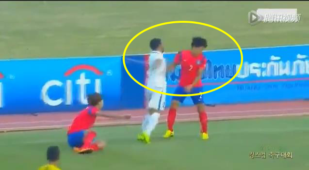 韩国足球恶意犯规飞踹,飞踢韩国拳手