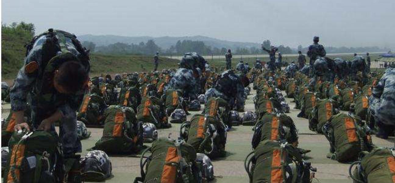 打仗降落伞,伞兵降落后伞具怎么处理