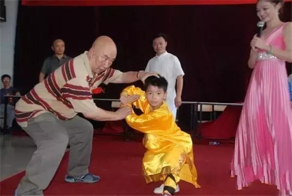 12岁武术冠军李连杰,李连杰和吴京在哪学的武术