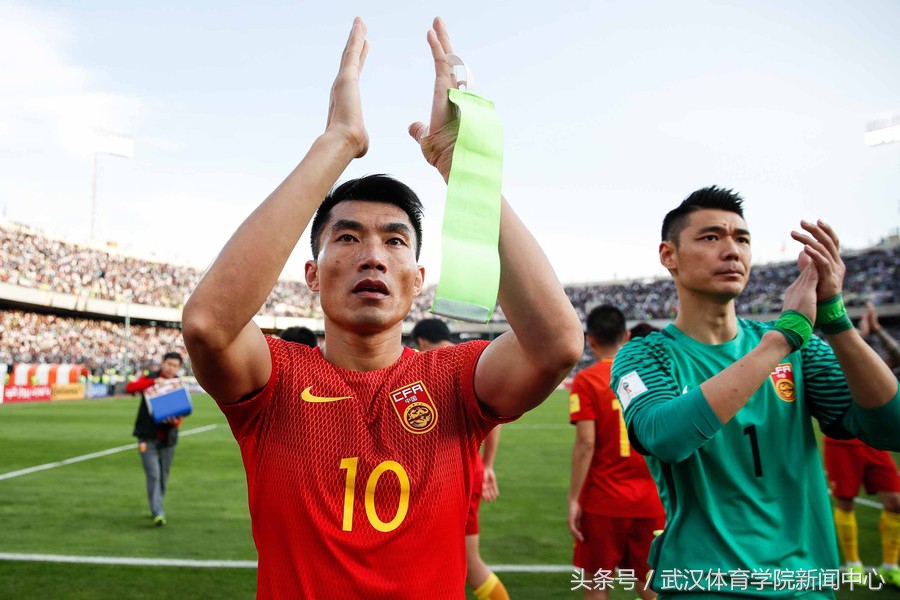 球迷不离不弃陪国足直到最后,国足赛后面对球迷