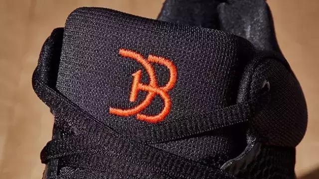 新秀布克格林共同穿过的鞋,布克70分球鞋