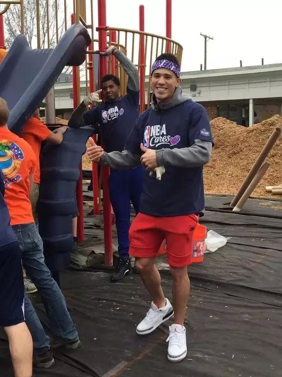 新秀布克格林共同穿过的鞋,布克70分球鞋