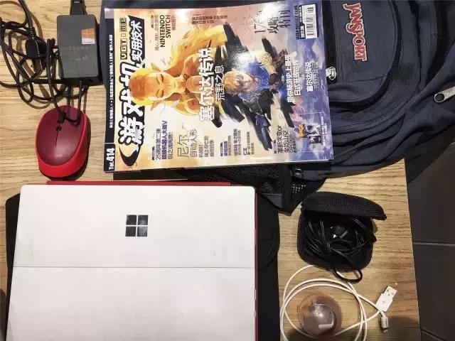 男孩子拥有的游戏机,随身携带各种各样工具的男人