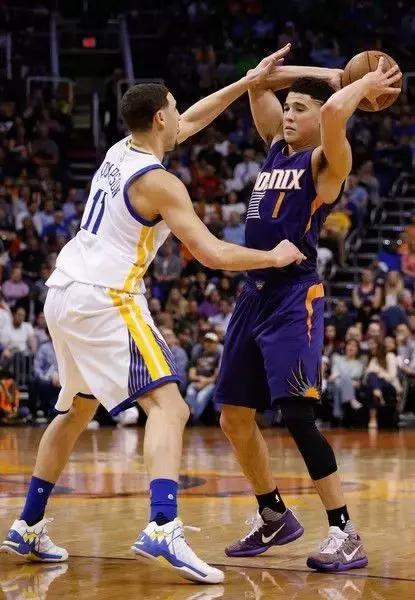 新秀布克格林共同穿过的鞋,布克70分球鞋