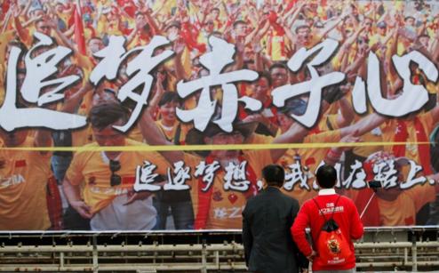 这位球迷皇帝又来了！大批球迷抵达长沙助威中韩生死战！