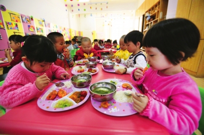 孩子吃饭来回跑如何正确引导,孩子吃饭时总要到处跑怎么办