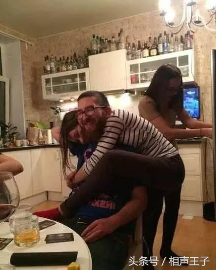 姑娘，别再抬脚了，整个车厢都弥漫着你臭袜子的味道