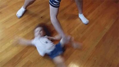 姑娘，别再抬脚了，整个车厢都弥漫着你臭袜子的味道