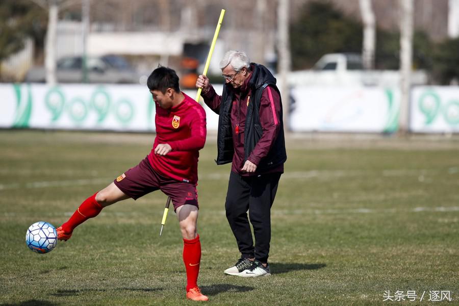 “菜地”球场接待国足！亚洲第一也惧怕中国队？