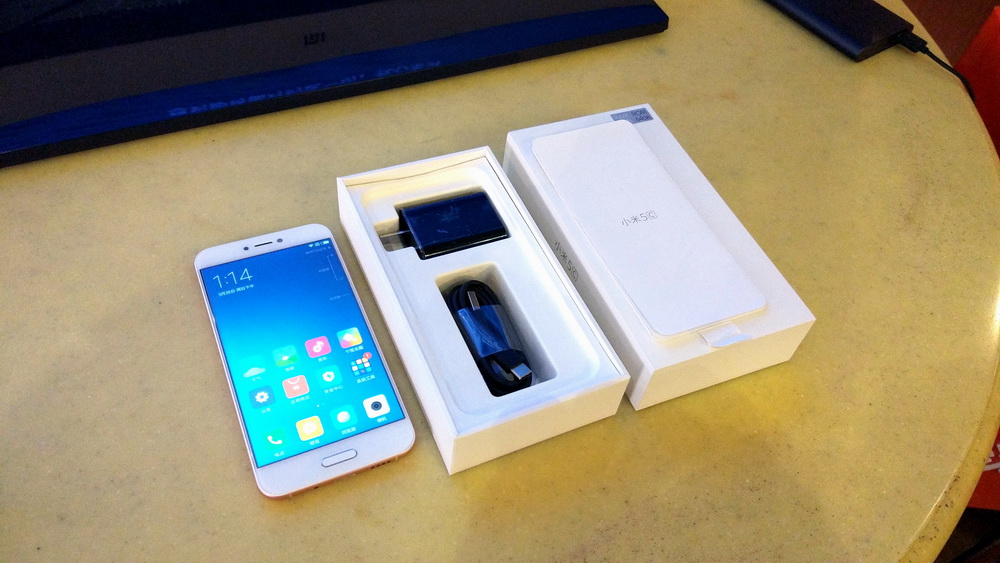 这是一部真小米手机，又轻又薄的小米手机5c