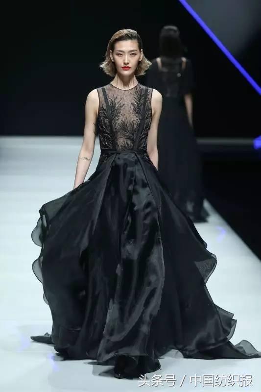 在复古的猜测中醒来，在超模的回忆中离去，在董力的一剑中沦陷