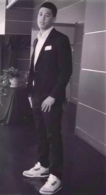 新秀布克格林共同穿过的鞋,布克70分球鞋