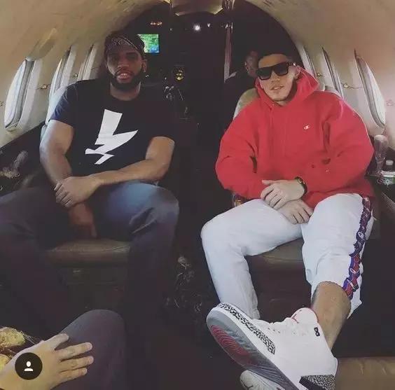 新秀布克格林共同穿过的鞋,布克70分球鞋