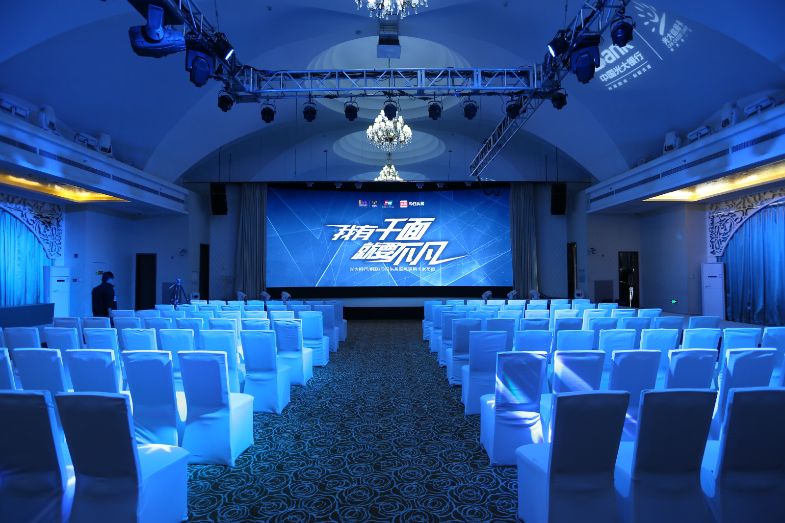 *今条头日**跨界做信用卡？大数据订制卡面享金卡待遇！