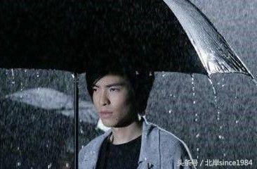 别傻了，你以为萧敬腾真是雨神，都是套路