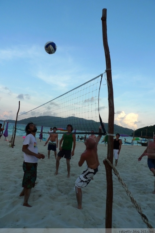 没有电没有通讯的孤独小岛生态奇好，巨大的蜥蜴自在游玩不怕人