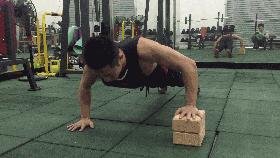 练胸肌一边胸大一边胸小怎么解决,为什么有的人胸肌面积小