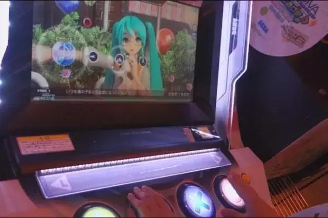 男孩子拥有的游戏机,随身携带各种各样工具的男人