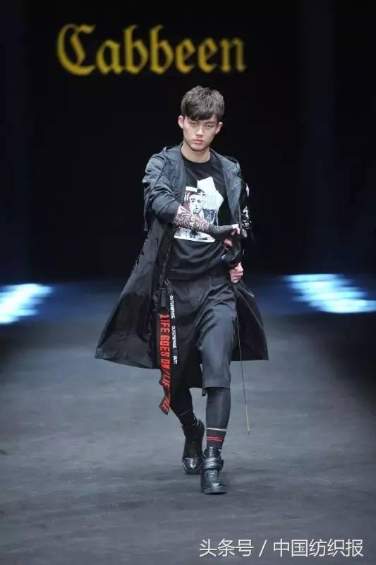 在复古的猜测中醒来，在超模的回忆中离去，在董力的一剑中沦陷