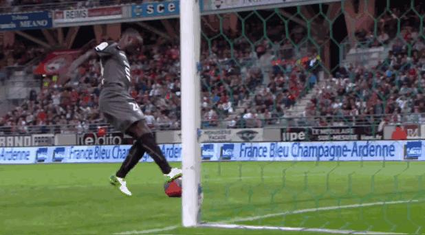 足球搞笑GIF（7）：我跟你讲，你下次再这样子进球会被打的