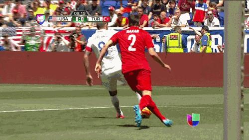 c罗假摔皮克偷笑动图gif,c罗抢伊瓜因单刀动态gif