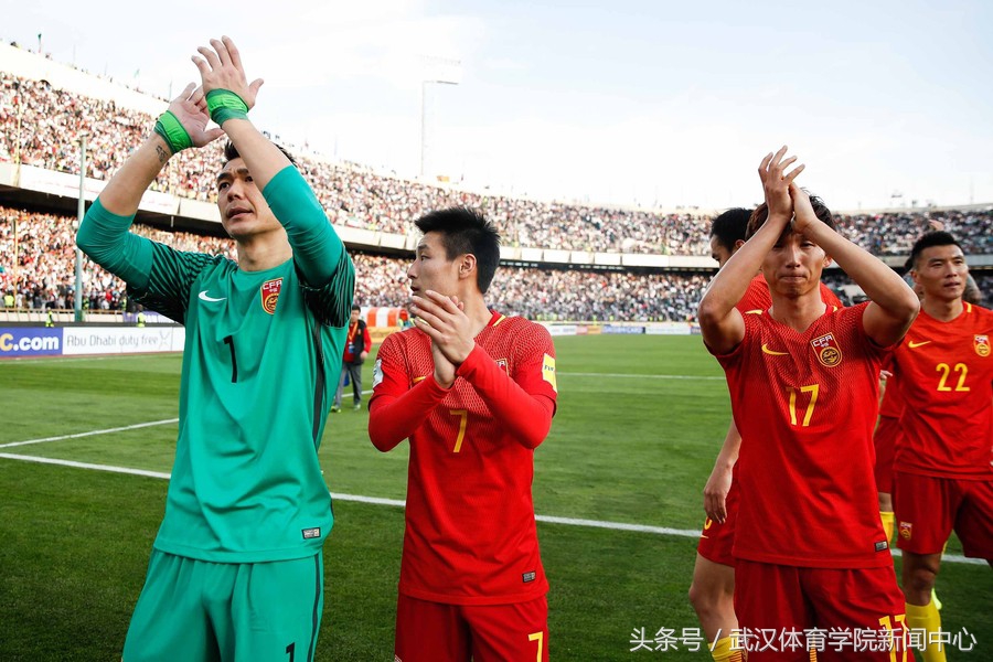 球迷不离不弃陪国足直到最后,国足赛后面对球迷